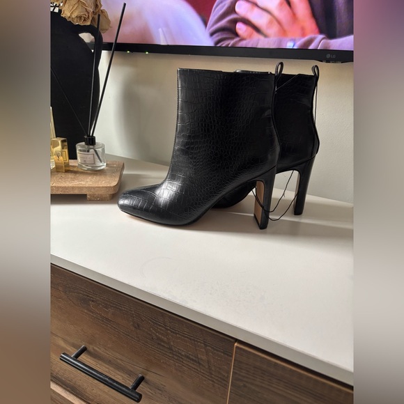 Express BRAND NEW!! Black Croc-Patterned Ankle Booties - Picture 5 of 12